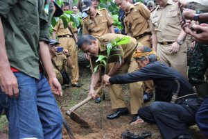 WhatsApp-Image-2020-01-27-at-12.34.30-PM.jpeg Pemkab Ciamis Bersama Fokkus Tanam 300 Pohon Aren di Kaki Gunung Syawal