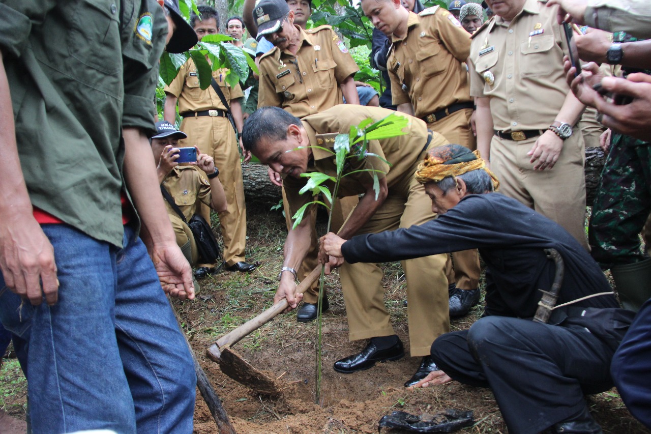 Pemkab Ciamis Bersama Fokkus Tanam 300 Pohon Aren di Kaki Gunung Syawal
