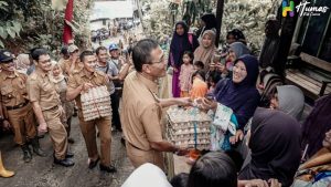 c5b02d51-e5d8-450a-b720-72fa43d10f11.jpg Bupati Ciamis Bagikan Telur Kepada Masyarakat Desa Sukawening