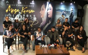 iwan-fals-slank-armada-dan-pemain-film-akhir-kisah-cinta-si-doel-di-kawasan-duren-tiga-jakarta-selatan-senin-131-foto-dedi-yondrajpnncom-3.jpg