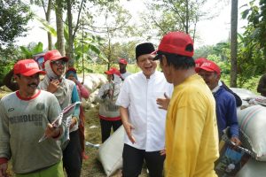 Enos Lanozin Hamzah bersama Petani di OKU Timur (6)