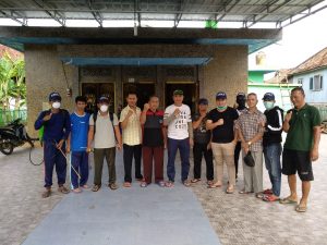 Penyemprotan disinfektan yang dilakukan oleh Tim Lanosin Hamzah (Enos) di OKU Timur (3)