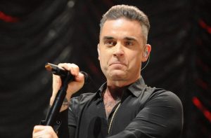 penyanyi-robbie-williams-tampil-di-opening-ceremony-piala-dunia-2018_m_219737-640x421.jpeg
