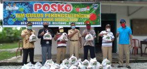 Relawan Lanosin Hamzah (Enos) Yudha memberikan bantuan kepada warga terdampak Covid 19 (1)