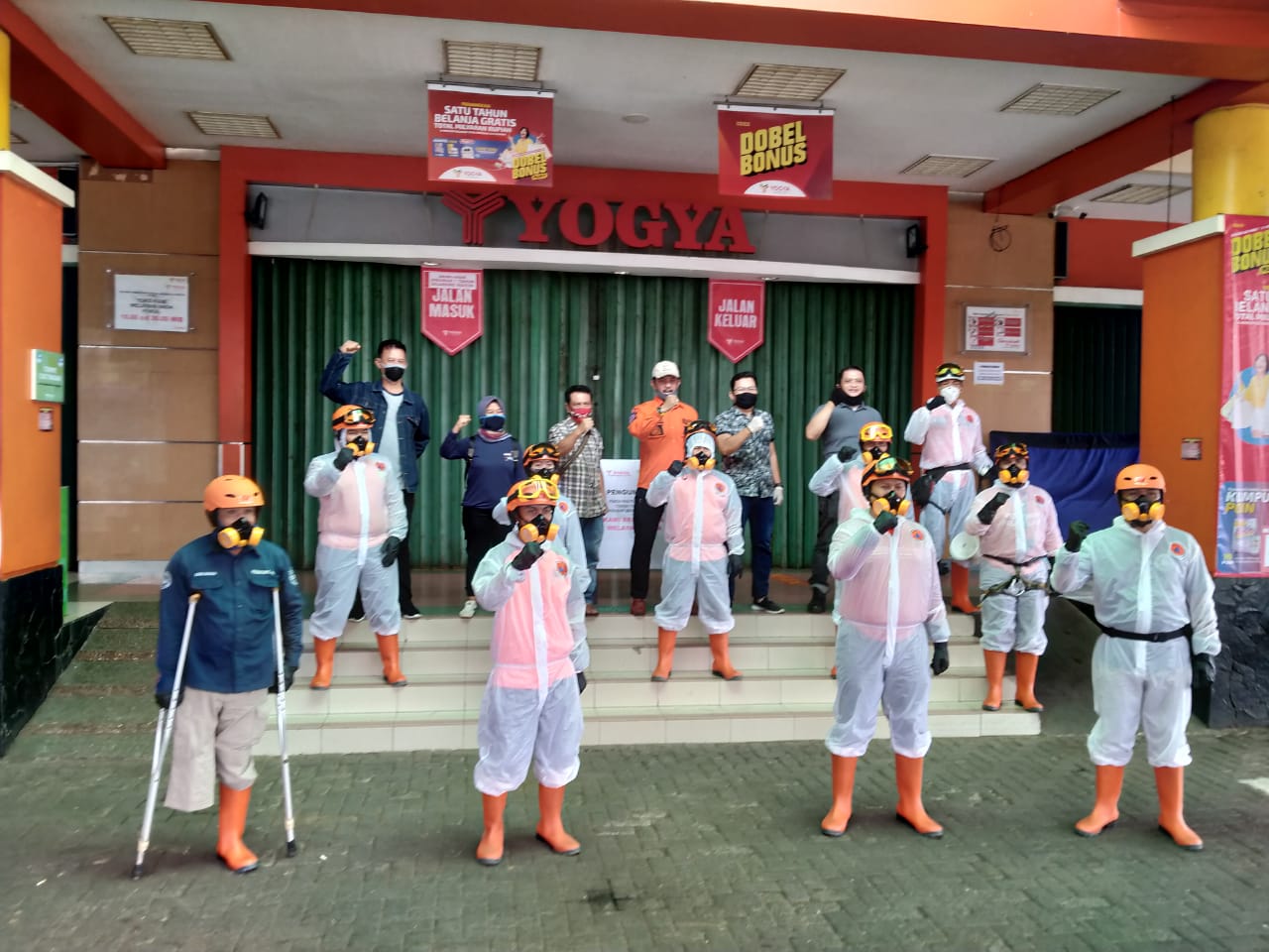 Gugus Tugas COVID-19 Lakukan Penyemprotan Disinfektan di Toserba Ternama di Ciamis