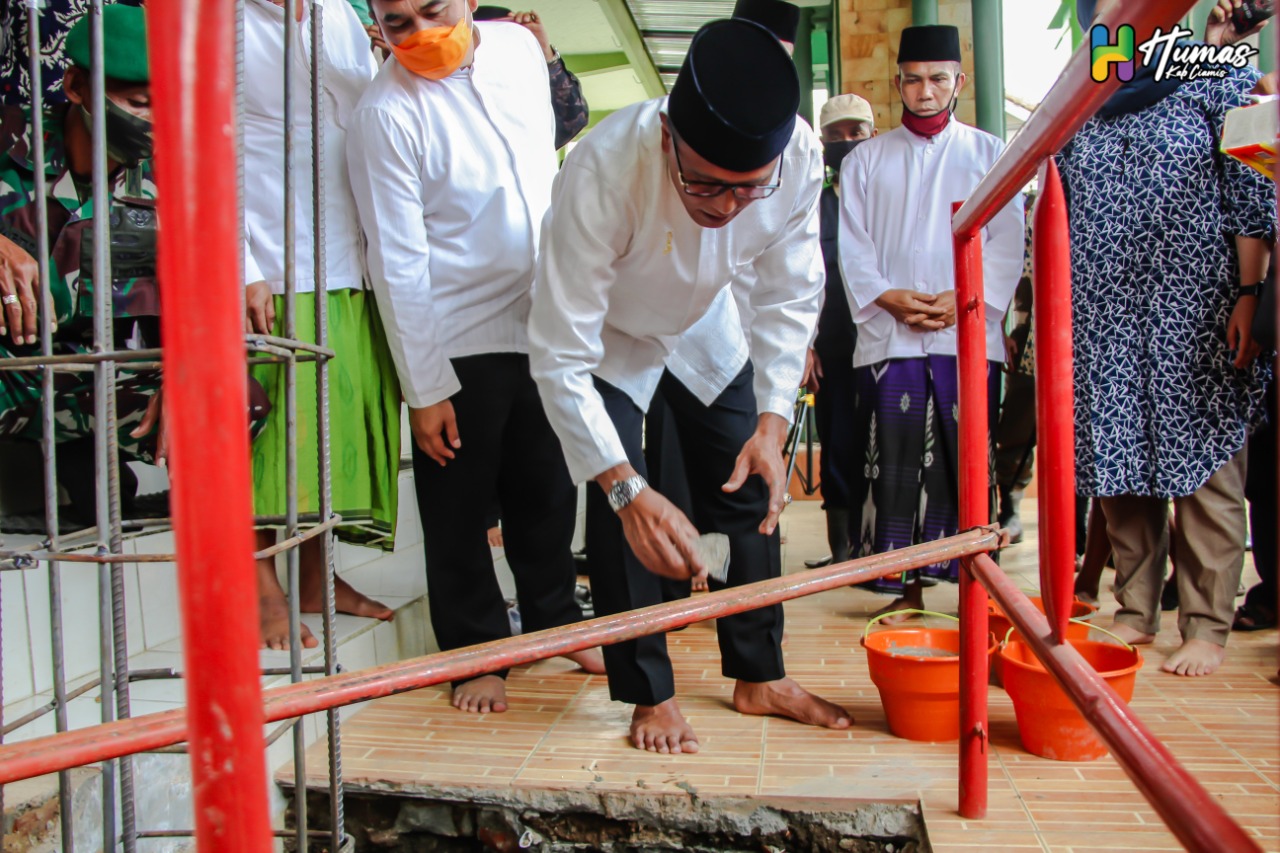 Bupati Ciamis Letakan Batu Pertama Pembangunan Lantai II Masjid Jami Al-Ulum Cipaku