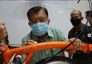 jusuf-kalla-sedang-tanda-tangan-di-sepeda-brompton-berkelir-43.jpg