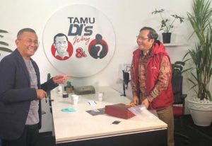 mahfud-md-dan-dahlan-iskan-saat-berbincang-santai-di-kantor-42.jpg