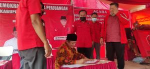 Ketua Dewan Pimpinan Daerah (DPD) PDIP Sumatera Selatan Giri Ramanda N Kiemas menyerahkan SK DPP kepada Enos Yudha