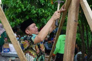 Lanosin (Enos) menyapa warga di Desa Tanjung Kemala Barat, Kecamatan Martapura (4)