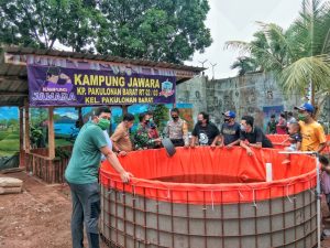 PT Indah Kiat Pulp & Paper Tbk - Tangerang Mill (Indah Kiat Tangerang) memberikan bantuan kolam dan benih lele (3)