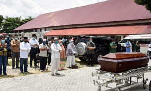 gubernur-riau-syamsuar-masker-hitam-turut-shalat-jenazah-dokter-oki-di-pelataran-rs-arifin-achmad-kota-pekanbaru-sabtu-129-foto-antarafb-anggoro-61.jpg