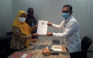 ketum-phk2i-titi-purwaningsih-saat-menyerahkan-dokumen-perju-9.jpg