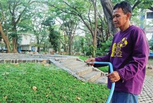 mujianto-mantan-asisten-wasit-sepak-bola-yang-kini-merawat-hutan-kota_m_214591.jpg