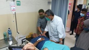 Calon Wakil Walikota Tangsel Benyamin Davnie menjenguk timnya yang diintimidasi di Pamulang (3)