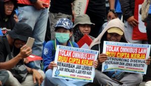 Demo-Di-DPR-Menolak-Omnibus-law-RUU-Cipta-Kerja-iwan-6-scaled-2.jpg
