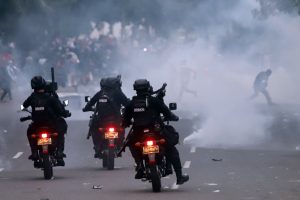 Demo-Tolak-UU-Cipta-Kerja-Bentrok-Dery-Ridwansah-5-1.jpg