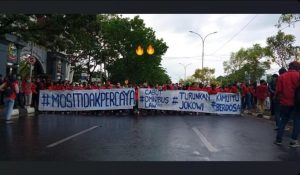 Demo-depan-Kantor-Gubernur.jpg