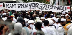 Massa-aksi-1310-membentangkan-spanduk-dukungan-kepulangan-Habib-Rizieq-dari-Arab-Saudi-ke-Indonesia-730x355-1.jpg