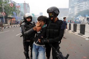 Pengunjuk-Rasa-Tolak-UU-Cipta-Kerja-Bentrok-Dery-Ridwansah-12-1-1.jpg