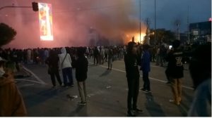 Pos-polisi-samping-Istana-Negara-dibakar-massa.jpg