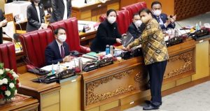 Rapat-Paripurna-DPR-Sahkan-RUU-Cipta-Kerja-Dery-Ridwansah-4-2-669x355-1.jpg