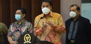Wakil-Ketua-DPR-RI-Azis-Syamsuddin-dalam-konferensi-pers-soal-jumlah-halaman-UU-Cipta-Kerja-di-Gedung-DPR-RI-e1602594430219-730x355-1.jpg