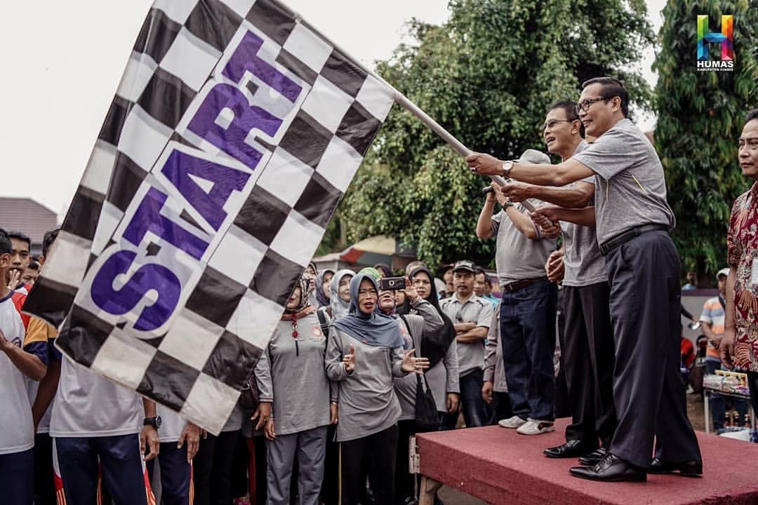 Bupati Ciamis Melepas Peserta Gerak Jalan Sehat PGRI Kecamatan Kawali