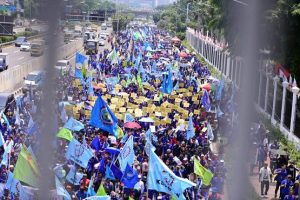 demo-para-buruh-yang-menolak-pembahasan-ruu-omnibus-law-cipt-78.jpg