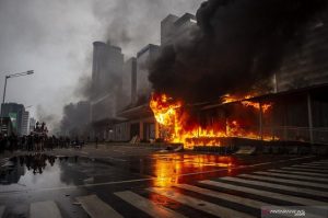 halte-transjakarta-bundaran-hi-terbakar-saat-ada-aksi-demo-m-26.jpg