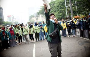 massa-yang-tergabung-dalam-bem-seluruh-indonesia-aksi-demo-m-15.jpg