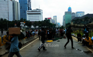 para-mahasiswa-bem-si-salat-berjemaah-di-jalan-sebelum-demo-24-1.png