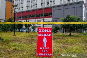 petugas-melintas-di-depan-tower-tujuh-rs-darurat-covid-19-kompleks-wisma-atlet-di-kemayoran-jakarta-minggu-2232020-antara-fotogalih-pradiptafoc-38.jpg