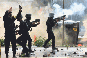 polisi-bubarkan-pendemo.gif