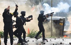 polisi-menembakkan-gas-air-mata-untuk-membubarkan-pengunjuk-35.jpg