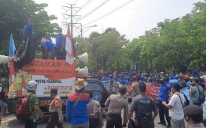 ribuan-buruh-berunjuk-rasa-di-depan-kantor-dprd-kota-bekasi-69.jpg