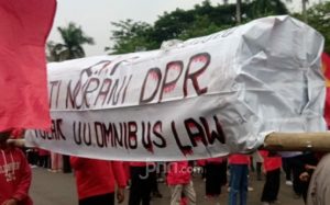 smri-menggelar-aksi-di-area-depan-patung-kuda-jalan-medan-m-93.jpg