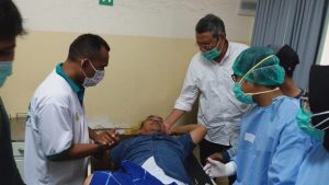 Calon Wakil Walikota Tangsel Benyamin Davnie menjenguk timnya yang diintimidasi di Pamulang (4)