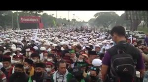 Suasana-terkini-Bandara-Soetta-ribuan-orang-menyambut-kepulangan-Habib-Rizieq-ist-720x355-1.jpg