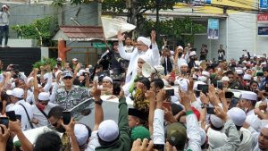 habib-rizieq-shihab-disambut-lautan-manusia-di-petamburan-j-37.jpg