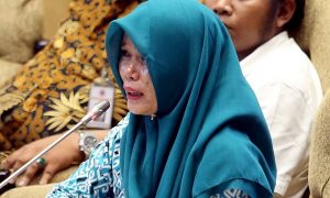 ketum-perkumpulan-honorer-k2-titi-purwaningsih-saat-rdpu-dengan-komisi-ii-dpr-rabu-151-foto-ricardojpnncom-40.jpg