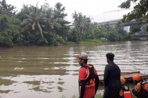 masuk-tol-jakarta-cikampek-pemotor-tenggelam-di-kali-bekasi-mkg.jpg