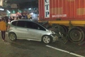 minibus-hantam-bagian-belakang-kontainer-2-orang-lukaluka-di-jalan-latumenten-iau.jpg
