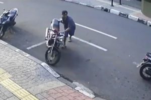 dalam-hitungan-detik-pria-bertopi-gasak-motor-di-cempaka-putih-zmd.jpg