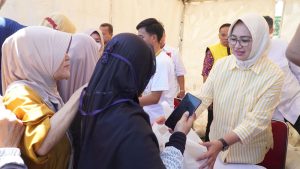Ketua Umum Kesatuan Perempuan Partai Golkar (KPPG) Airin Rachmi Diany bersama Ketua Umum Partai Golkar Airlangga Hartarto hadiri pasar murah yang digelar Projo (1)