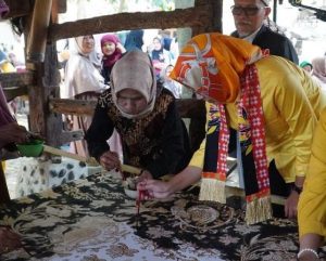 Ketua Pengurus Pusat Kesatuan Perempuan Partai Golkar (KPPG) sekaligus bakal Calon anggota legislatif (Bacaleg) DPR RI Airin Rachmi Diany mengunjungi Kampung Budaya Kemuning (3)