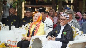 Ketua Balai Adat Keariaan Tangerang Raya, Ali Akipin (Ali Taba) bersama Airin Rachmi Diany (2)