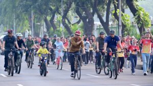 Olahraga Minggu Pagi, Presiden dan Ibu Iriana Ajak Jan Ethes