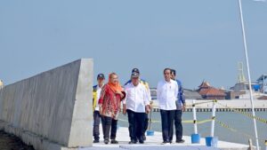 Presiden Jokowi Tinjau Proyek Pengendalian Banjir Rob di Tambak Lorok