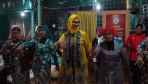 Airin Rachmi Diany menghadiri pergelaran seni yang diadakan di Kampung Jawa Wadassari (1)